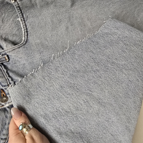 90s Baggy Knee Length Denim Cut Off Shorts - Picture 5 of 6